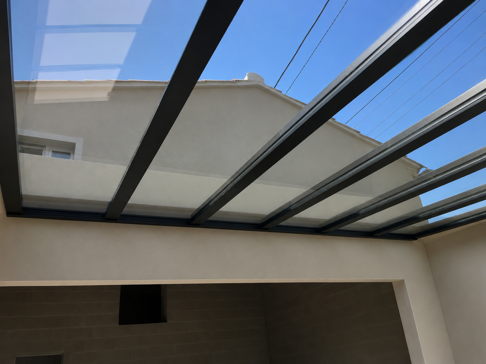  Installation d’une toiture de véranda en verre isolant pour extension maison sur mesure à L’Isle sur la Sorgue avec store sous toiture