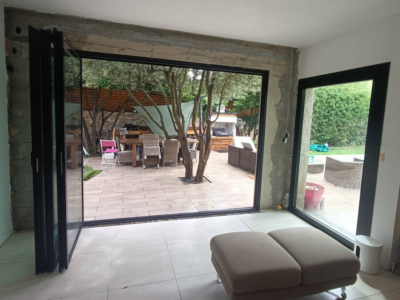 Installation d'une baie accordéon en aluminium sur Trets près d'Aubagne