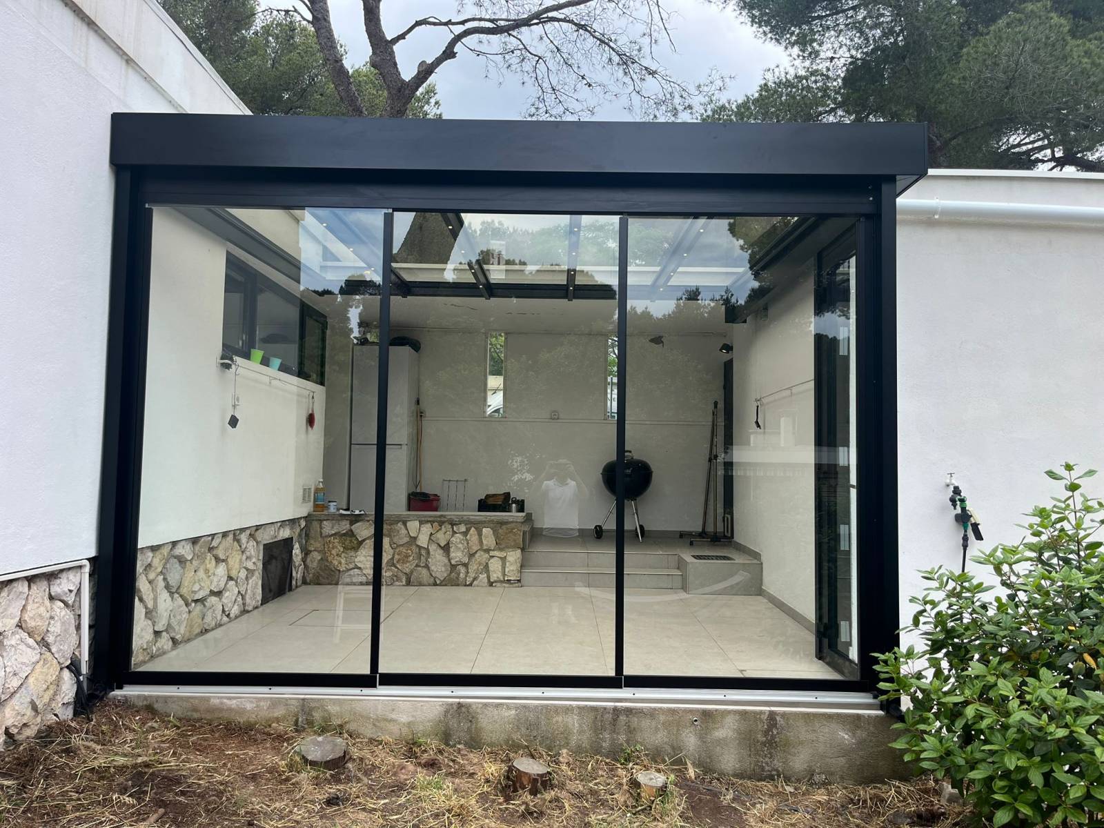 Installation d’un toit de terrasse plat vitré en aluminium sur Marseille 9ème, avec paroi verticale vitrée et éclairage intégré