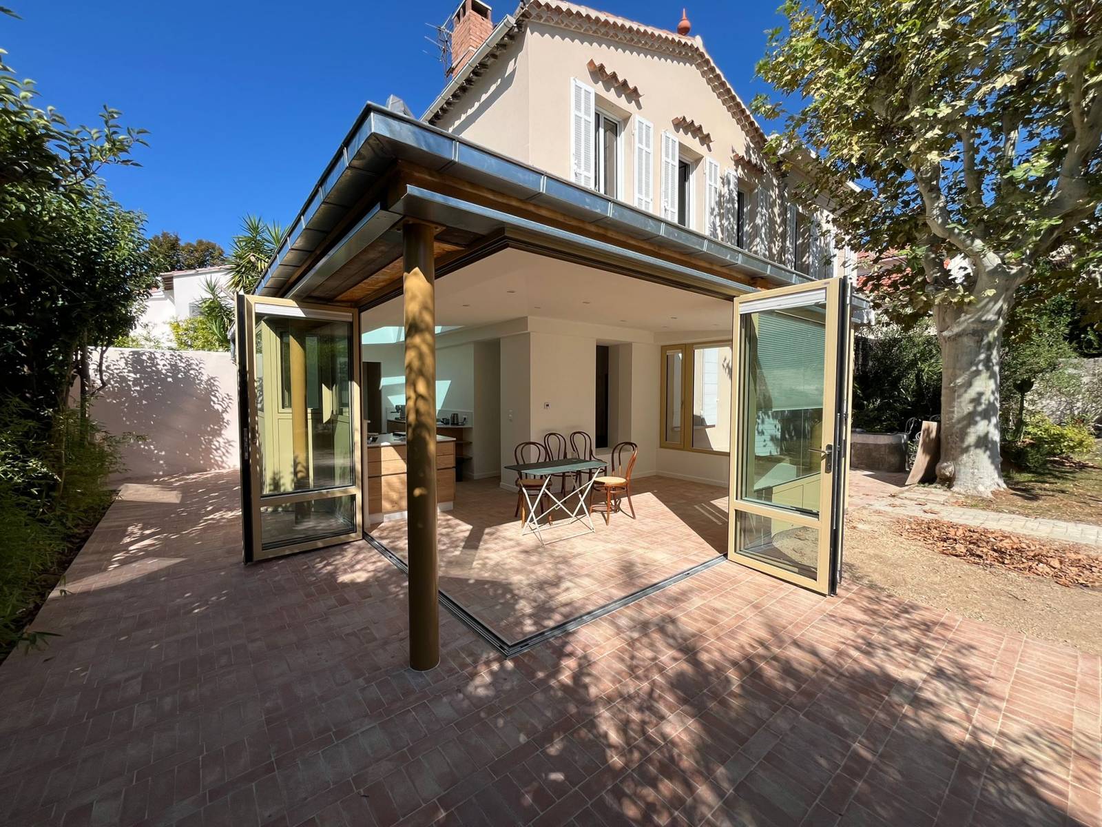 Pose d’une baie accordéon en angle 6 vantaux en aluminium sur Marseille, avec stores plissés manuels et pose de châssis fixes et fenêtre 1 vantail