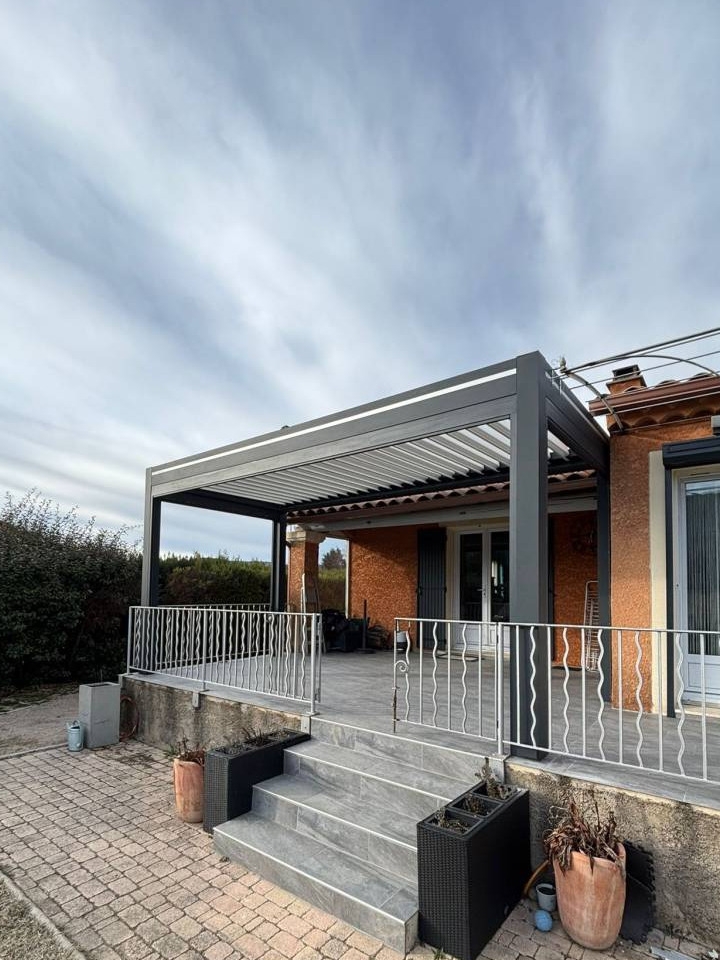 installation d’une pergola bioclimatique autoportante en aluminium sur mesure à Malaucène avec 4 pieds et 3 stores screen