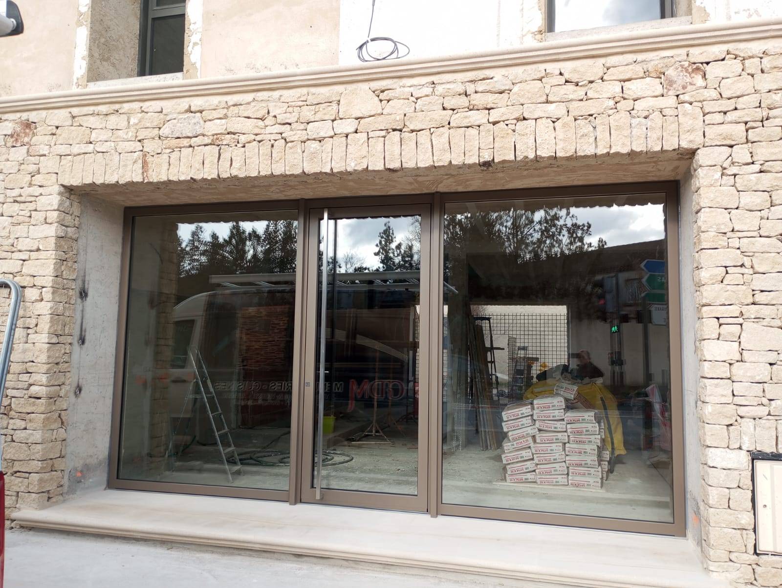 Pose d’une devanture vitrée en aluminium sur mesure pour magasin sur Coustellet avec pose porte d’entrée vitrée et pose de 2 fenêtres fixes
