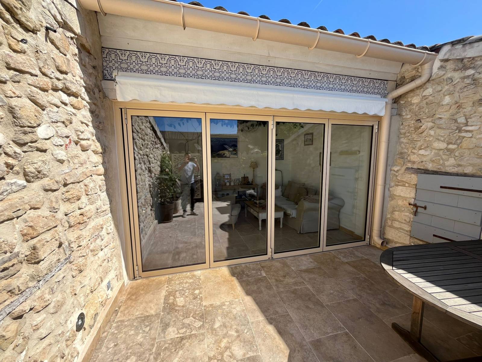 installation d’une baie accordéon vitrée en aluminium 4 vantaux sur mesure à Lagnes avec ouverture extérieure