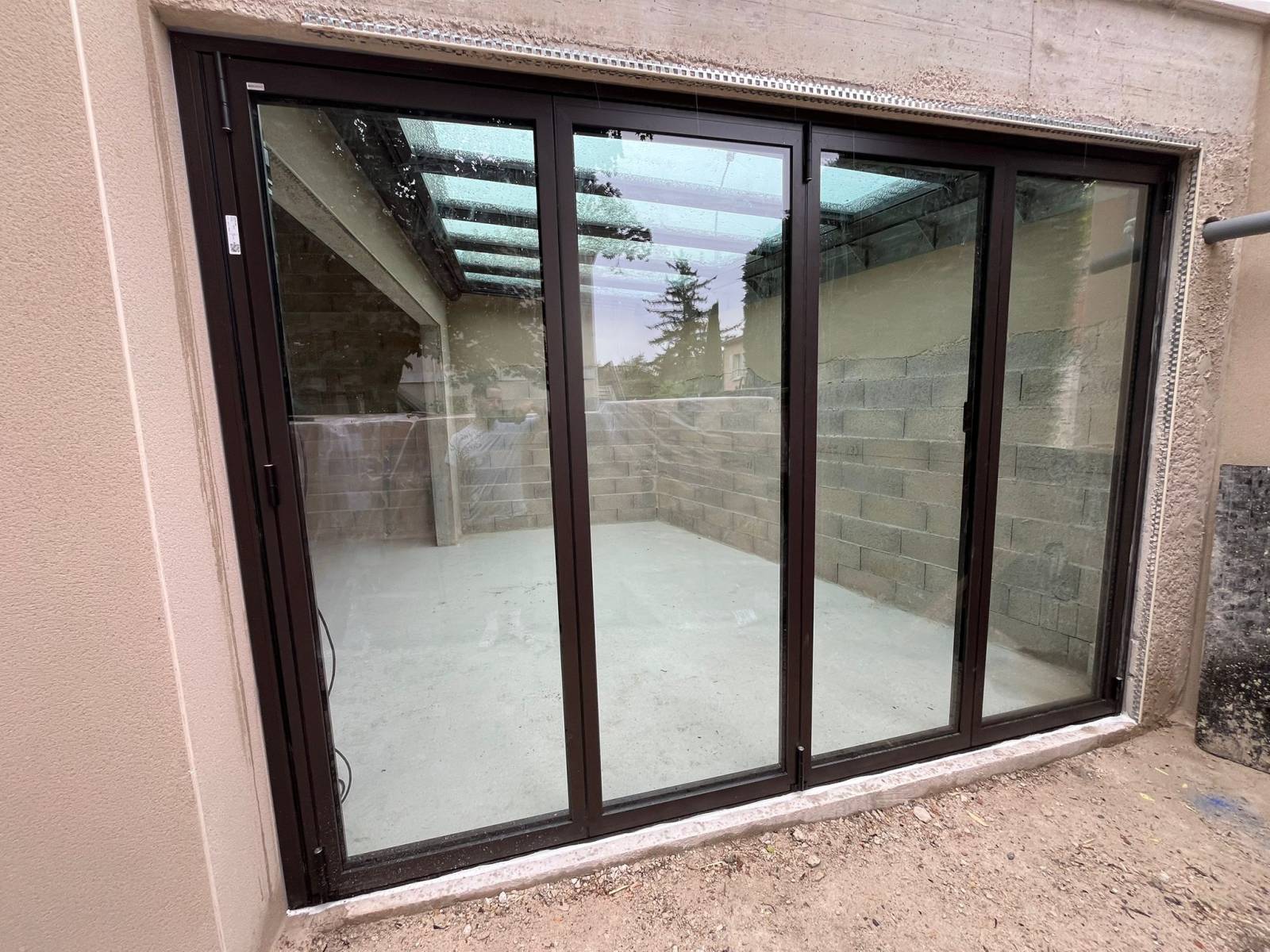 Mise en place de baie accordéon vitrée en aluminium sur mesure 3 et 4 vantaux à L'Isle sur la Sorgue avec porte intégrée et double vitrage