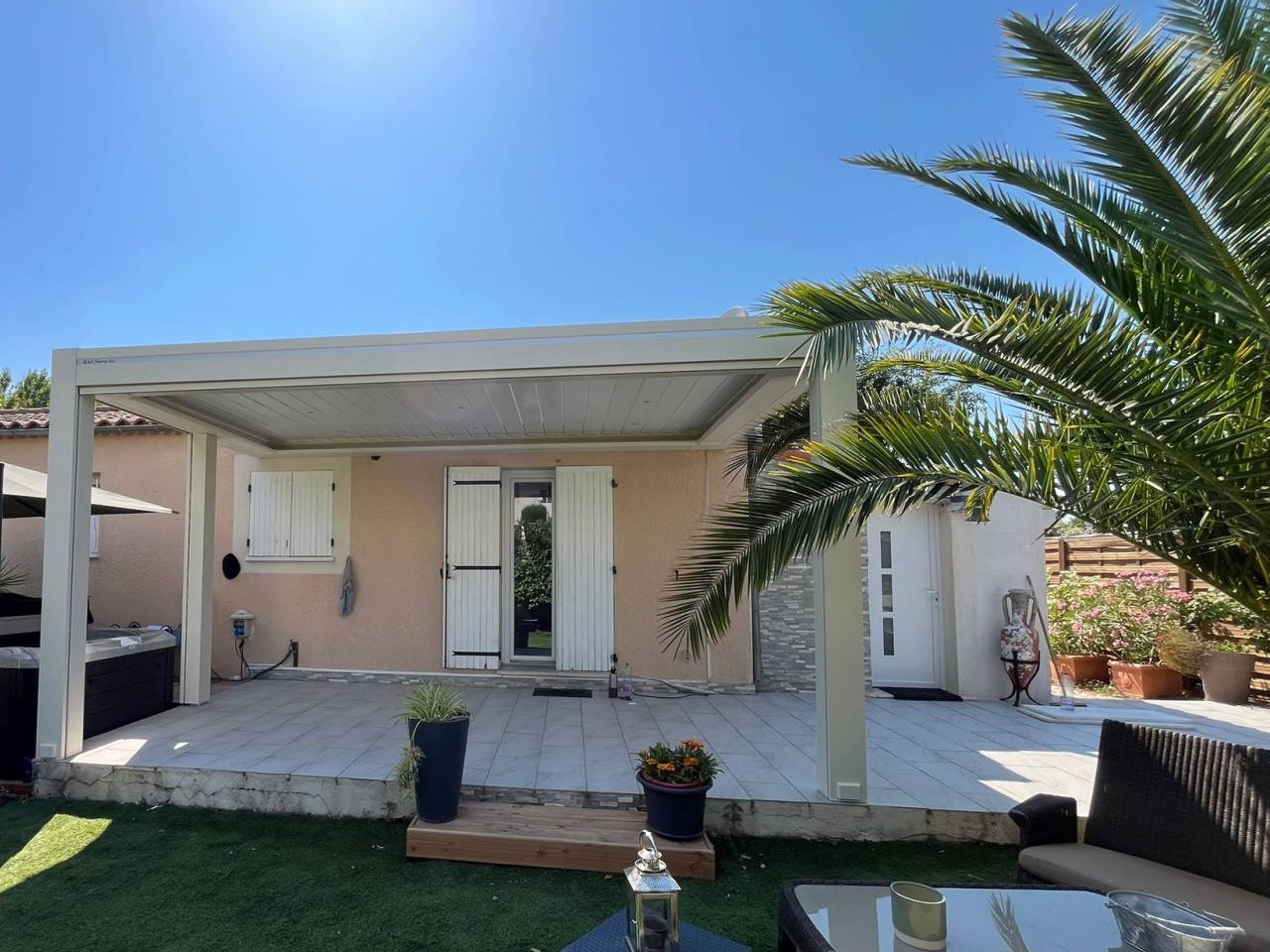 Mise en place d’une pergola bioclimatique adossée en aluminium 5x3 motorisée à Vedène près d'Avignon avec store