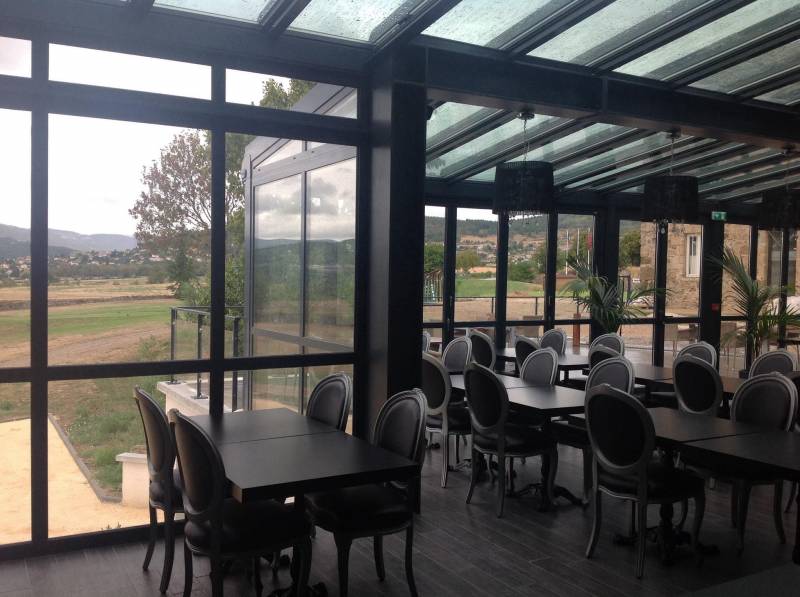 Mise en place d'une véranda pour l'agrandissement d'un restaurant  en aluminium anthracite à Annonay (07)