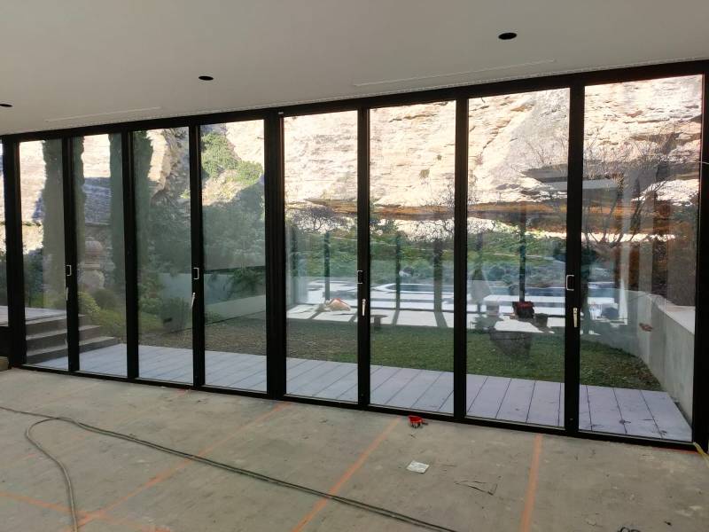 Baie coulissante accordéon en aluminium pour villa dans le Gard (Uzès)