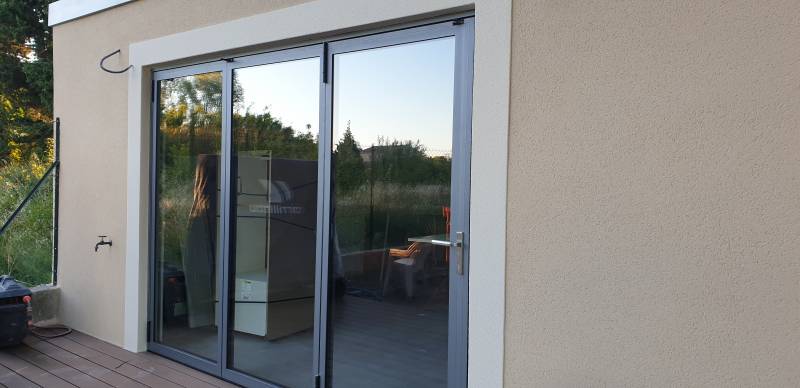 Pose d'une porte accordéon en aluminium près de Piolenc à Orange (84)