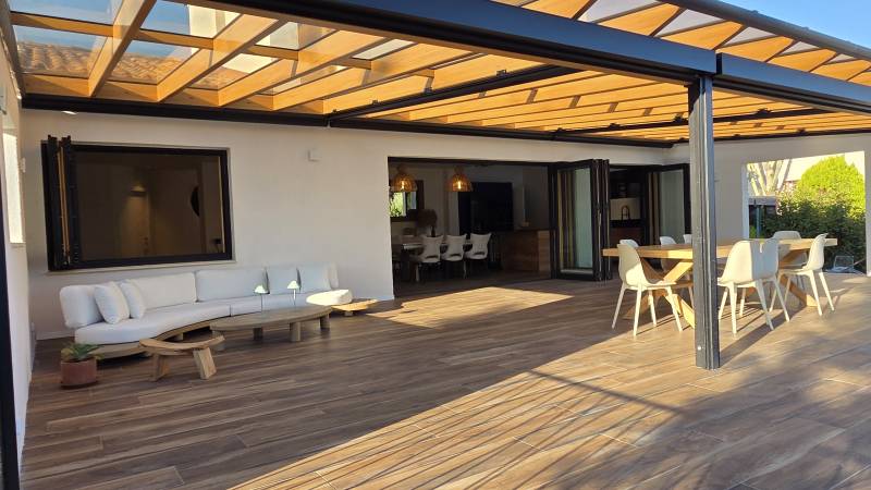 Pose de baie vitrée accordéon sur mesure bois/alu avec seuil encastré et double vitrage à Carqueiranne