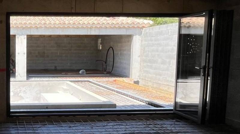 Pose d'une porte accordéon vitrée sur mesure en aluminium anthracite près d'Avignon (Cornillon)