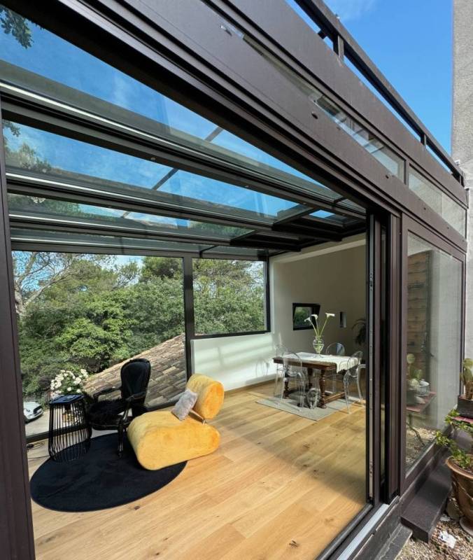 Installation véranda pour agrandissement maison en aluminium et toiture vitrée près de Sénas