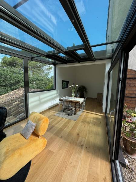 Pose d'une véranda en aluminium avec toit vitré pour jardin d'hiver proche d'Alleins