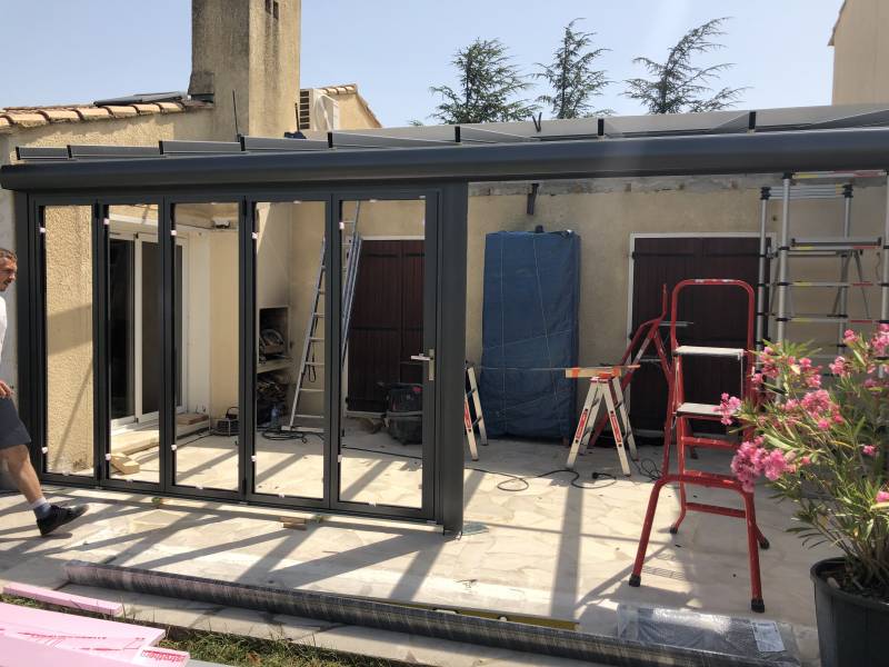 Rénovation d'une véranda aluminium grise double vitrage avec protection solaire proche d'Avignon à Morières les Avignon (84)