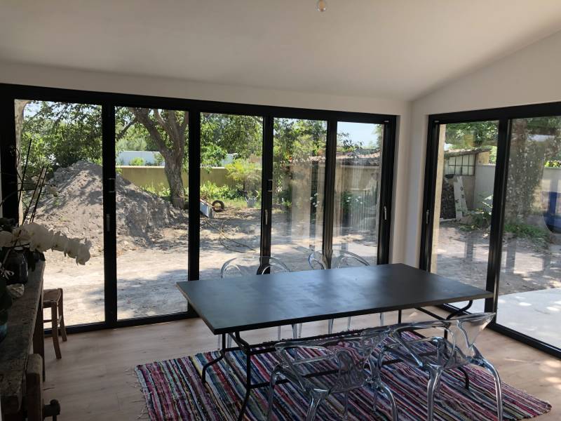 Création d'une baie coulissante accordéon pour la fermeture d'un agrandissement de maison à Entraigues sur Sorgues proche de Carpentras (84)