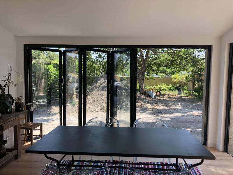 Création d'une baie coulissante accordéon pour la fermeture d'un agrandissement de maison à Entraigues sur Sorgues proche de Carpentras (84)