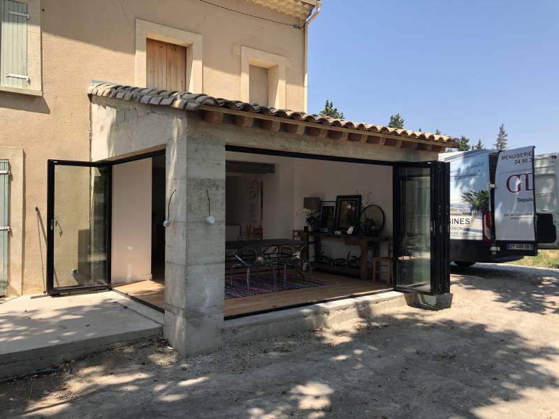 Création d'une baie coulissante accordéon pour la fermeture d'un agrandissement de maison à Entraigues sur Sorgues proche de Carpentras (84)