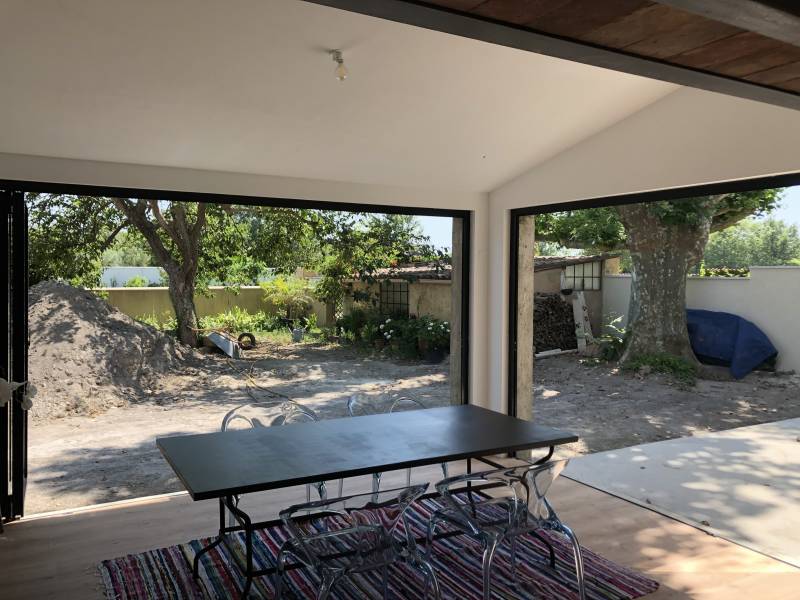 Création d'une baie coulissante accordéon pour la fermeture d'un agrandissement de maison à Entraigues sur Sorgues proche de Carpentras (84)