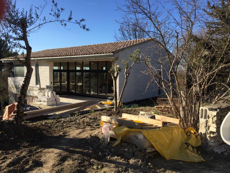 Réalisation d'une baie virée coulissante d'angle en accordéon en bois mélèze et aluminium anthracite à Pernes les Fontaines dans le 84