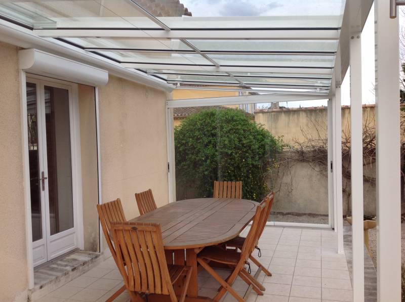 Pose d'une toiture de terrasse en verre avec store motorisé et led intégré à Morières les Avignon près de Caumont (84)