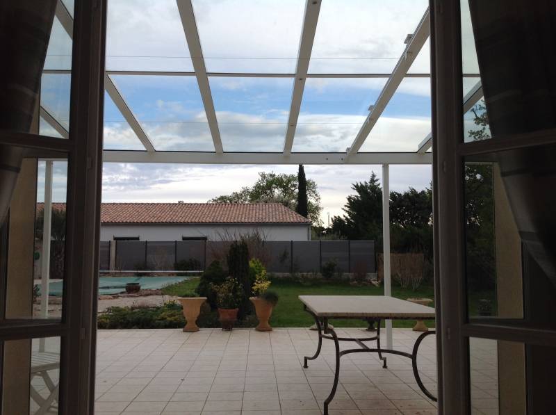 Mise en oeuvre d'une pergola alu vitrée avec store dans le 06 (Vallauris)