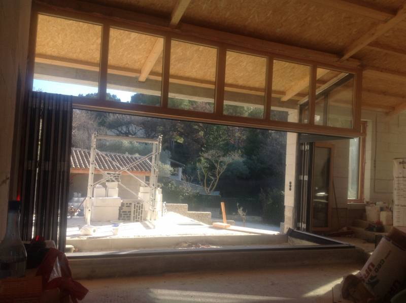 Baie vitrée d'angle coulissante en bois aluminium anthracite dans le 84  près de Vedène (Pernes les fontaines)