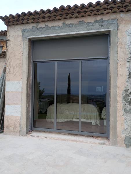 Pose d'un châssis fixe en aluminium avec traverse et store screen extérieur à La Valette du Var