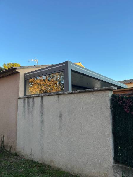 Installation d'une pergola bioclimatique en alu attenante avec éclairage dans le 84 (Chateauneuf de Gadagne)