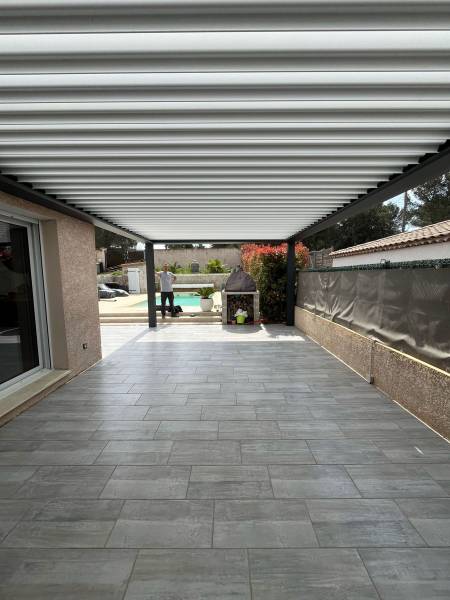 Installation d'une pergola alu à lames orientables attenante au mur proche d'Aix en Provence (13)