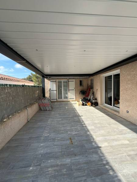 Installation d'une pergola en aluminium adossée avec éclairage et lames orienatbles près de Cabriès (13)