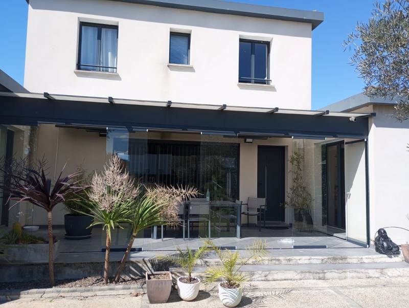 Fermeture élégante de terrasse à Sauveterre : coulissant pivotant vitré 7 mètres