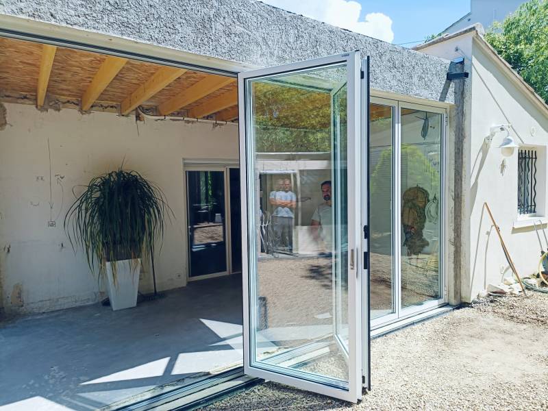 Pose de porte pliante en alu sur mesure avec double vitrage et rail encastré proche d'Avignon (Villeneuve les Avignon)