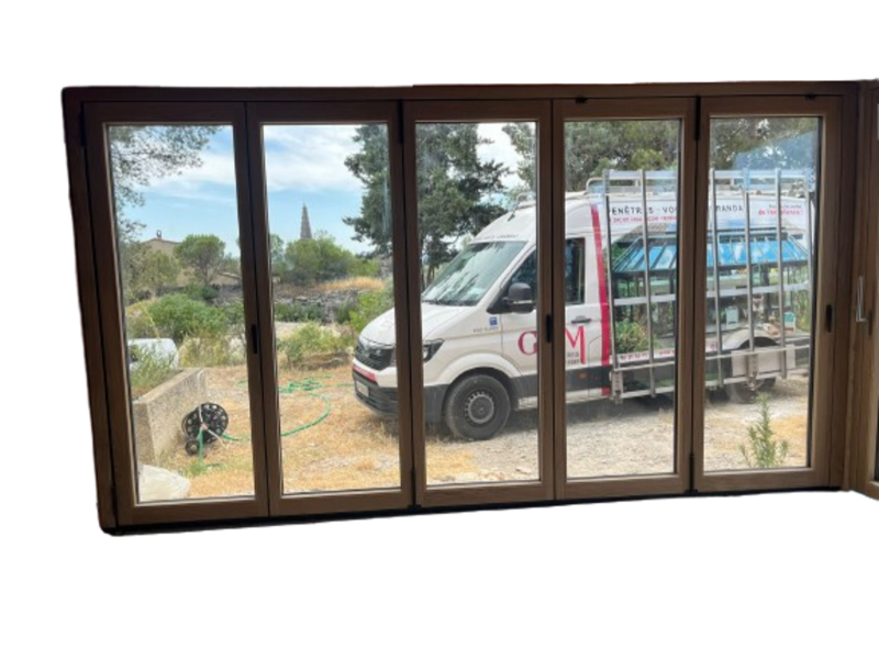 Installation d'une baie vitrée accordéon en bois/alu 5 vantaux à Caumont sur Durance avec rail encastré
