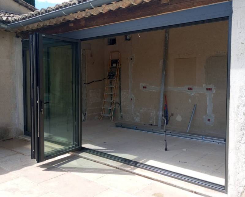 Pose d'une baie accordéon vitrée en aluminium de 5m proche de Buis les Baronnies (26)