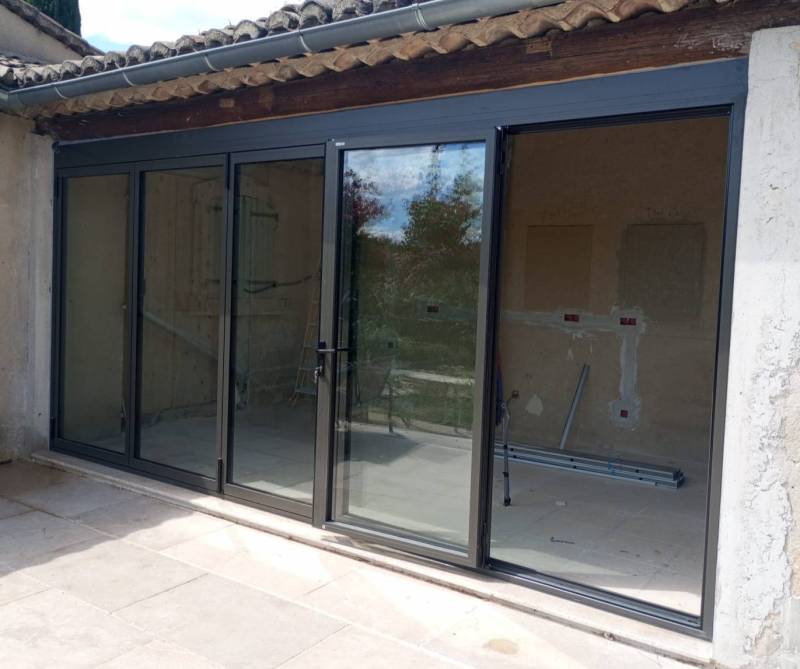 Installation d'une porte repliable en aluminium sur mesure avec ouverture extérieure proche de Nyons (Mirabel aux Baronnies)
