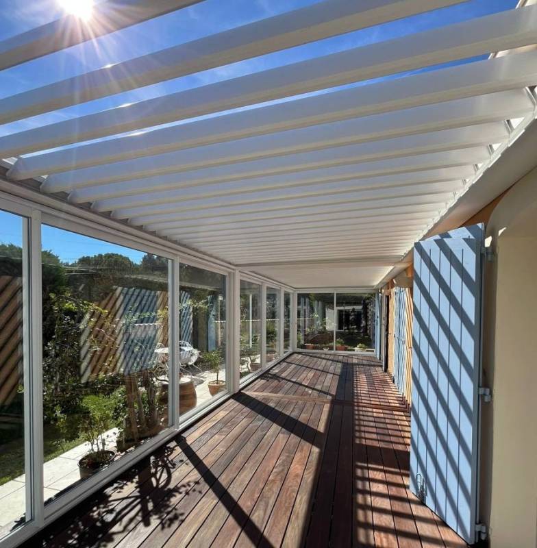 Réalisation GDM Menuiseries à Cavaillon : pergola bioclimatique motorisée avec éclairage intégré et baies vitrées alu