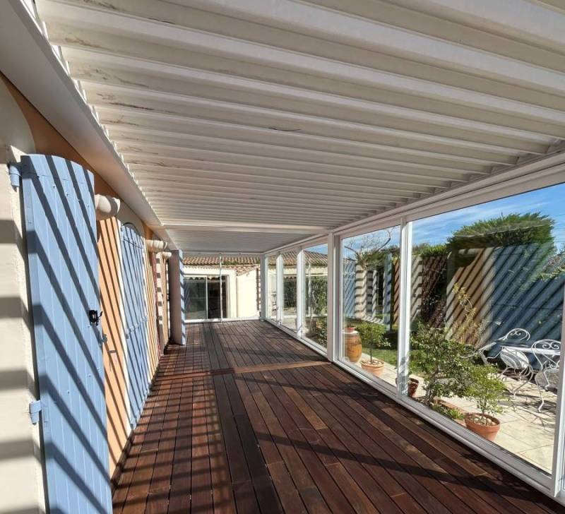 Pergola bioclimatique avec éclairage et baies vitrées coulissantes en aluminium installées à Cavaillon