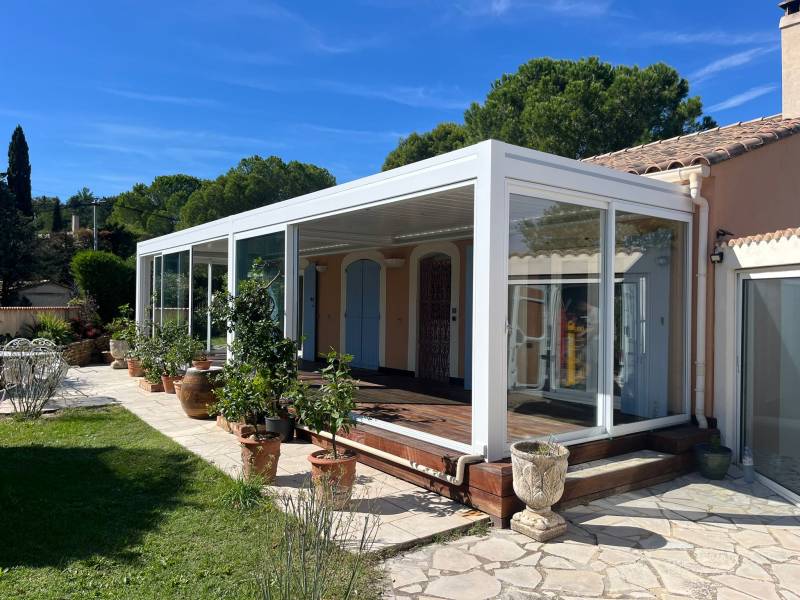 Pose d’une pergola bioclimatique sur mesure avec éclairage intégré et baies vitrées alu à Cavaillon