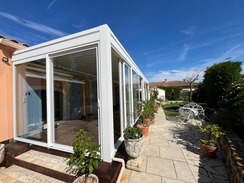 Chantier à Cavaillon : installation d’une pergola bioclimatique sur mesure et de baies vitrées coulissantes alu