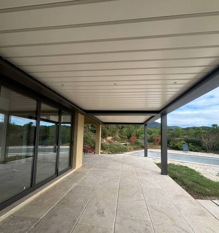 Installation de pergola bioclimatique en alu adossée au mur avec éclairage intégrée dans les lames proche de Nyons (Mirabel aux baronnies)