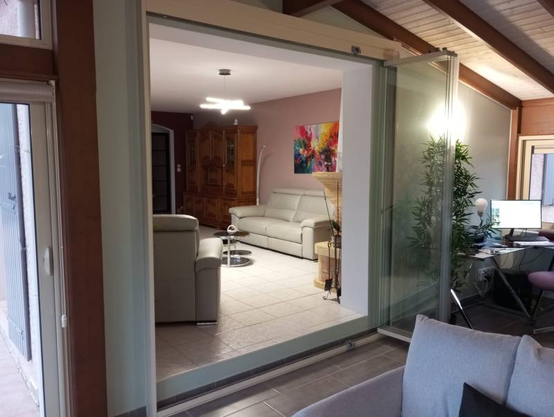 Pose d'une séparation coulissante pivotante vitrée sur mesure près de Carpentras (Caromb)