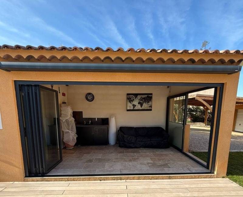 Pose d'une porte repliable vitrée en aluminium avec rail encastré près de Salon de Provence (Alleins)