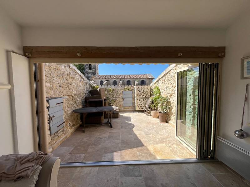 Pose d'une porte pliante sur mesure en alu ivoire clair proche d'Avignon (Lagnes)