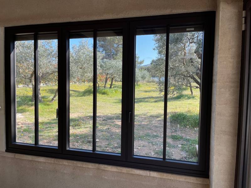 Fenêtre 3 vantaux oscillo battant en aluminium brun avec petits bois collés à Eygalières près de Maussane les Alpilles (13)