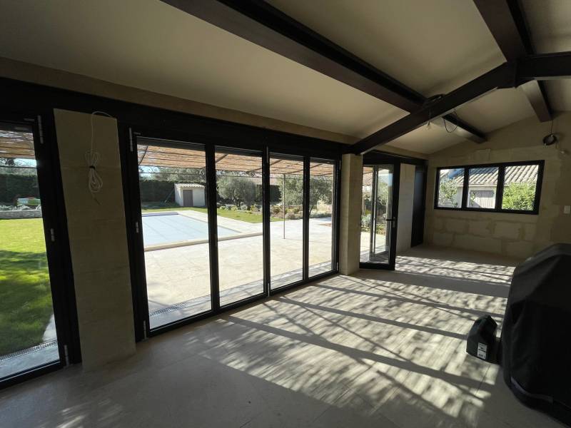 Baie vitrée accordéon en aluminium avec rail encatré proche de Saint Rémy de Provence (13)