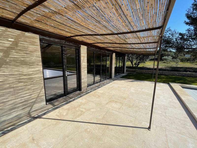 Fermeture cuisine d'été avec baie vitrée accordéon et brise soleil à Eygalières dans le luberon (13) proche de Saint Rémy de Provence