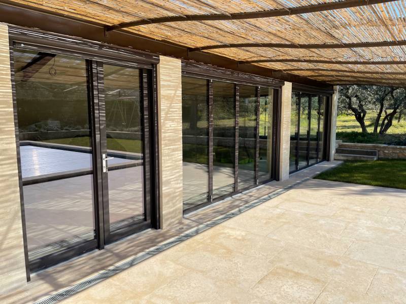 Baie vitrée sur mesure en aluminium près de Varquières à Eygalières (13)s