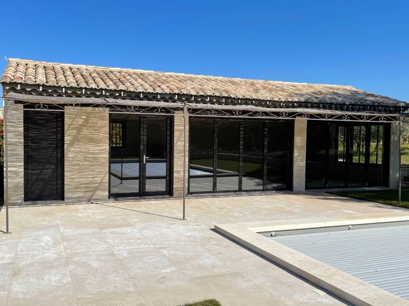 Fermeture de pool-house avec une baie vitrée coulissante accordéon en aluminium dans les Alpilles (Eygalières) 13