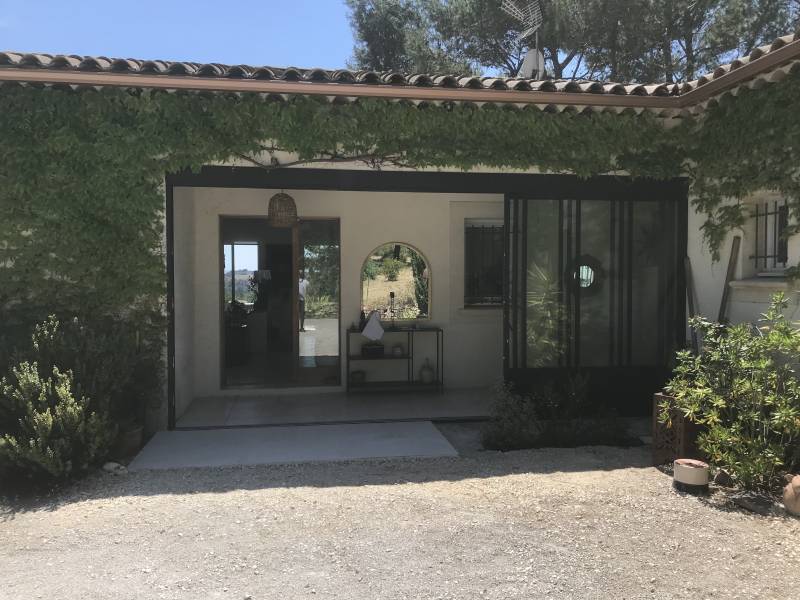 Coulissant alu 3 vantaux à Villeneuve les Avignon près de Pujaut dans le Gard (30)
