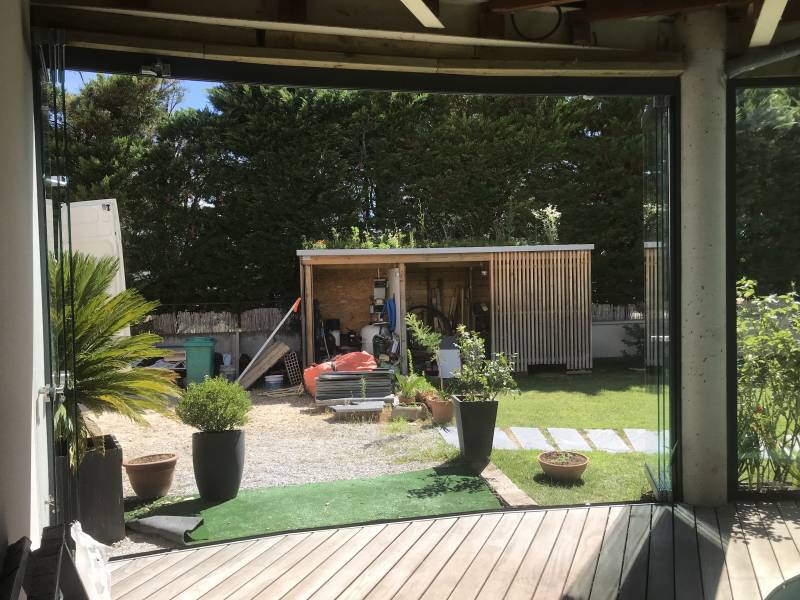 Installation de panneaux de verre coulissants pour fermeture de terrasse proche de Donzère dans la Drôme (Montélimar)