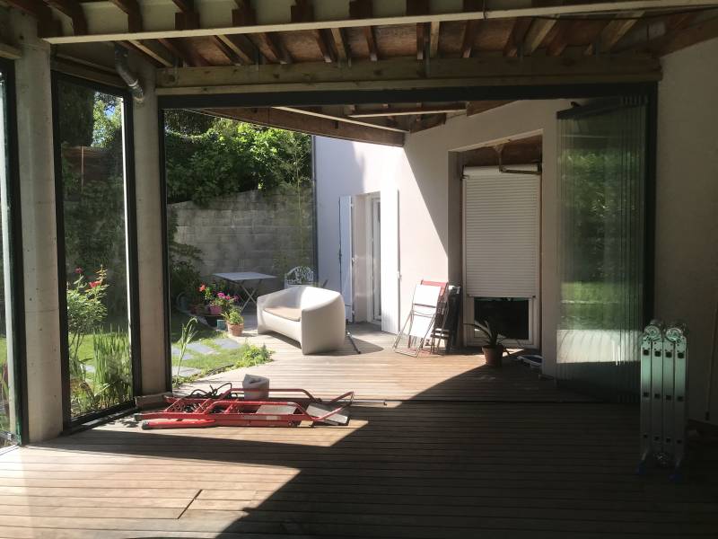 Pose d'une fermeture de terrasse en verre coulissante pivotante dans le 26 (Montélimar) Drôme